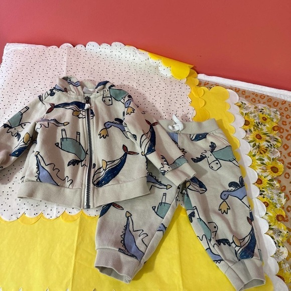 Carter’s sweatsuit set - Picture 1 of 3